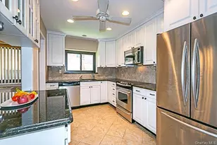 21 Canterbury Rd, Great Neck, NY 11021 - Photo 11