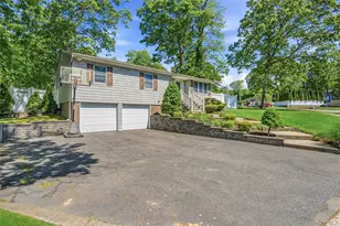 4 Olive Ct, Farmingville, NY 11738 - Photo 3