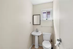 8 Lisa Ct, Medford, NY 11763 - Photo 17