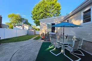 185 Audley Ct, Copiague, NY 11726 - Photo 3