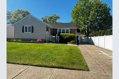 185 Audley Court, Copiague, NY 11726 - Photo 1