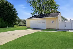 93 Meroke Ln, East Islip, NY 11730 - Photo 23