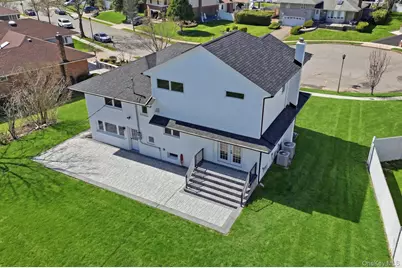 2040 Wellington Court, Westbury, NY 11590 - Photo 47