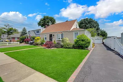 31 Locust Avenue E, Farmingdale, NY 11735 - Photo 3