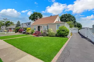 31 Locust Ave E, Farmingdale, NY 11735 - Photo 3