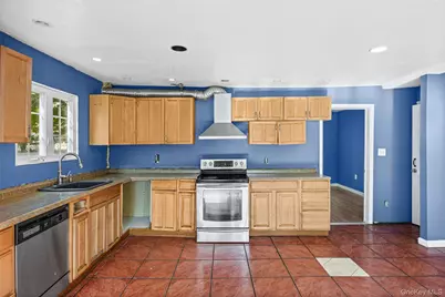 147 Branch Avenue, Central Islip, NY 11722 - Photo 11