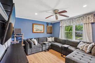413 Pecan St, Lindenhurst, NY 11757 - Photo 11