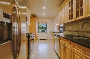 20 Canterbury Rd, Great Neck, NY 11021 - Photo 9
