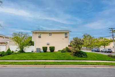 39 Pal Street, Plainview, NY 11803 - Photo 3