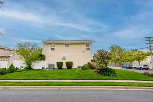 39 Pal St, Plainview, NY 11803 - Photo 3