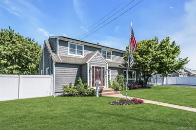 2 Vermont Street, Lindenhurst, NY 11757 - Photo 3