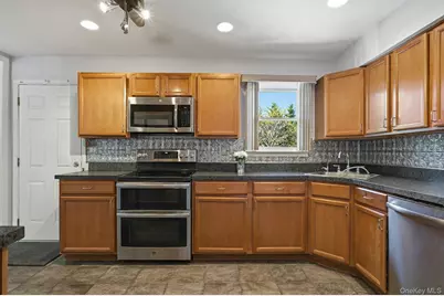 1072 Connetquot Avenue, Central Islip, NY 11722 - Photo 17