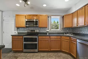 1072 Connetquot Ave, Central Islip, NY 11722 - Photo 17