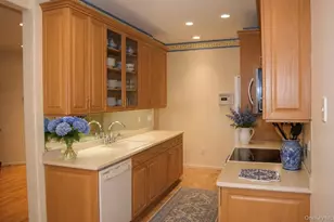 132 Carriage Ln, Plainview, NY 11803 - Photo 3