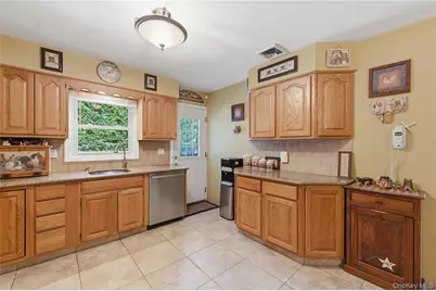 73 Danbury Street, Bay Shore, NY 11706 - Photo 9