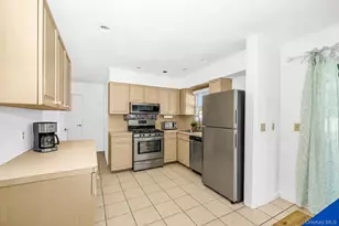 87 E Fenimore St, Valley Stream, NY 11580 - Photo 11