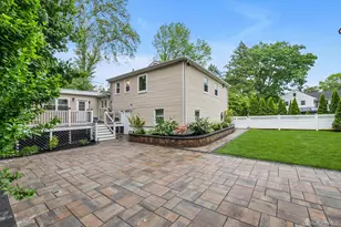 18 Pine Dr N, Roslyn, NY 11576 - Photo 23