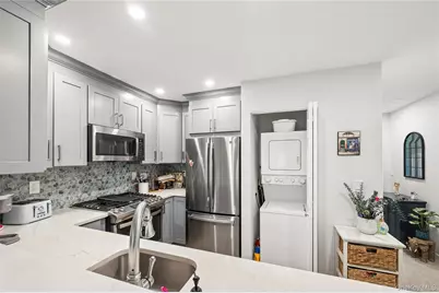 408 Cambridge Court, Glen Cove, NY 11542 - Photo 5