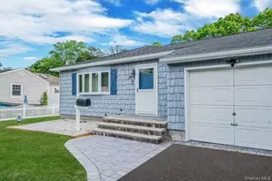 34 Stewart St, Bay Shore, NY 11706 - Photo 3