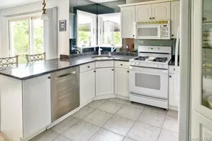 18 Bailey Ave, Babylon, NY 11702 - Photo 7