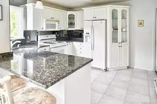 18 Bailey Ave, Babylon, NY 11702 - Photo 7