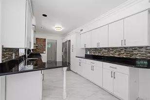 7 New Jersey Ct, Dix Hills, NY 11746 - Photo 17