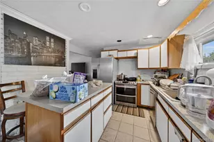 2 Dawn Ln, Hicksville, NY 11801 - Photo 7