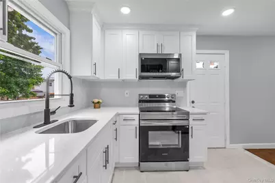 466 44th Street, Copiague, NY 11726 - Photo 5