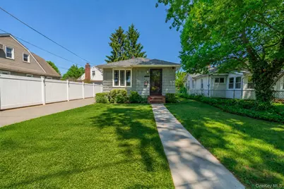 26209 E Williston Avenue, Floral Park, NY 11001 - Photo 25