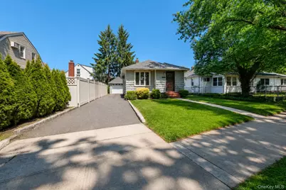 26209 E Williston Avenue, Floral Park, NY 11001 - Photo 3