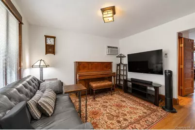 26209 E Williston Avenue, Floral Park, NY 11001 - Photo 7