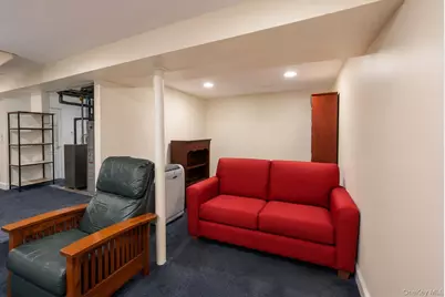 26209 E Williston Avenue, Floral Park, NY 11001 - Photo 19