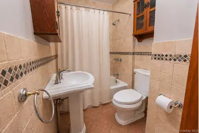 26209 E Williston Avenue, Floral Park, NY 11001 - Photo 13