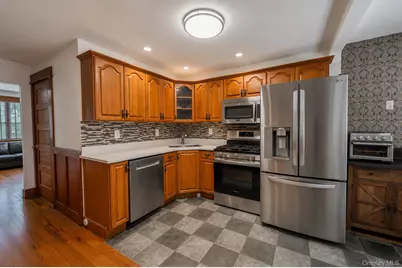 26209 E Williston Avenue, Floral Park, NY 11001 - Photo 9