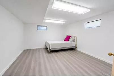 26209 E Williston Avenue, Floral Park, NY 11001 - Photo 17