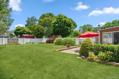 17 Brook Place, East Islip, NY 11730 - Photo 27