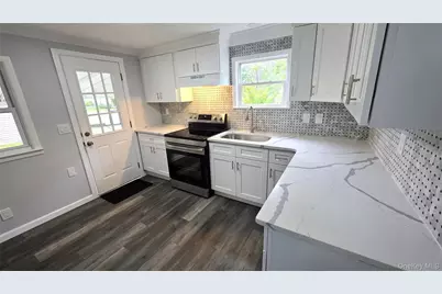 525 Riverleigh Avenue #27 Birch, Riverhead, NY 11901 - Photo 3