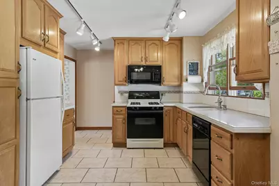 207 N Forest Avenue, Rockville Centre, NY 11570 - Photo 13