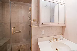 190 Lake Dr, Copiague, NY 11726 - Photo 19