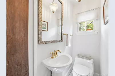 89 Bayview Avenue, Great Neck, NY 11021 - Photo 11