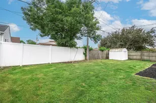 61 Kingfisher Rd, Levittown, NY 11756 - Photo 25