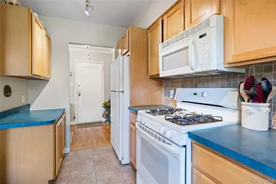 1 Edwards Street #2D, Roslyn Heights, NY 11577 - Photo 9