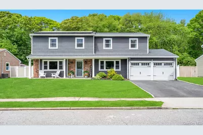 20 Canterbury Court, Oakdale, NY 11769 - Photo 1