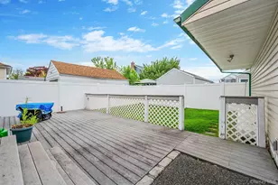 10 Gordon Ave, Westbury, NY 11590 - Photo 25