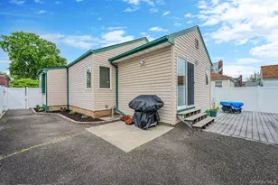 10 Gordon Ave, Westbury, NY 11590 - Photo 23