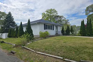 90 Blue Point Rd, Selden, NY 11784 - Photo 15