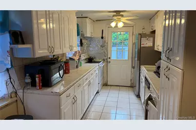 18 Pennsylvania Avenue, Brentwood, NY 11717 - Photo 9