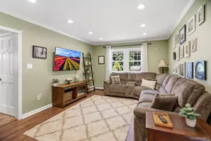 10 Hollingwood Dr, Coram, NY 11727 - Photo 19