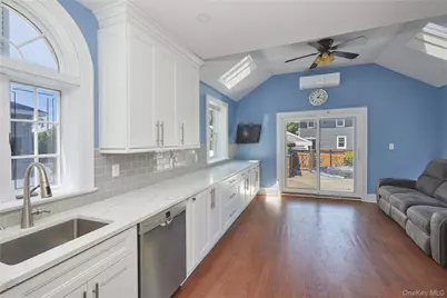 43 E Raleigh Avenue, New York, NY 10310 - Photo 7