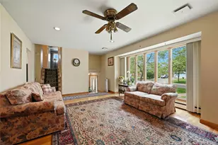 10 Darien Pl, East Northport, NY 11731 - Photo 15